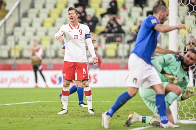 11.10.2020 GDANSK PILKA NOZNA - LIGA NARODOW UEFA MECZ GRUPY A POLSKA - WLOCHY Football - UEFA Nations League group A match Poland - Italy N Z ROBERT LEWANDOWSKI ZLOSC EMOCJE SYLWETKA FOT MATEUSZ SLODKOWSKI FOTONEWS NEWSPIX.PL --- Newspix.pl  20201011FNMS149