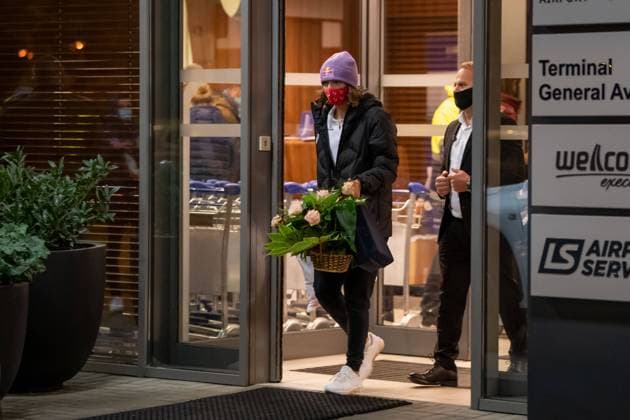 PAPARAZZI BRAK ZGODY NA PUBLIKACE WIZERUNKU 12.10.2020 WARSZAWA IGA SWIATEK WROCILA DO POLSKI FOT. BRUNNER NEWSPIX.PL --- Newspix.pl Iga Swiatek, the winner of the Tournament Roland Garros returned to Poland. POLAND OUT!  BRN12102020_007