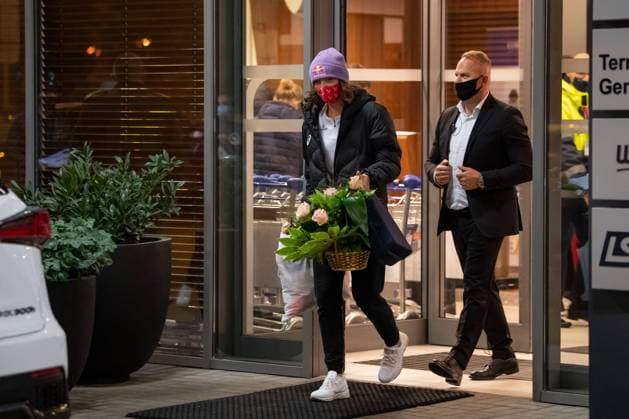 PAPARAZZI BRAK ZGODY NA PUBLIKACE WIZERUNKU 12.10.2020 WARSZAWA IGA SWIATEK WROCILA DO POLSKI FOT. BRUNNER NEWSPIX.PL --- Newspix.pl Iga Swiatek, the winner of the Tournament Roland Garros returned to Poland. POLAND OUT!  BRN12102020_008
