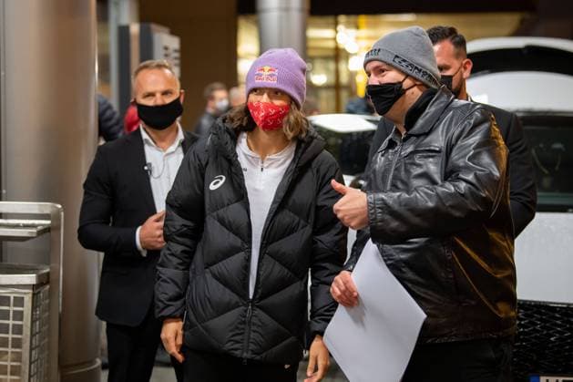 PAPARAZZI BRAK ZGODY NA PUBLIKACE WIZERUNKU 12.10.2020 WARSZAWA IGA SWIATEK WROCILA DO POLSKI FOT. BRUNNER NEWSPIX.PL --- Newspix.pl Iga Swiatek, the winner of the Tournament Roland Garros returned to Poland. POLAND OUT!  BRN12102020_014