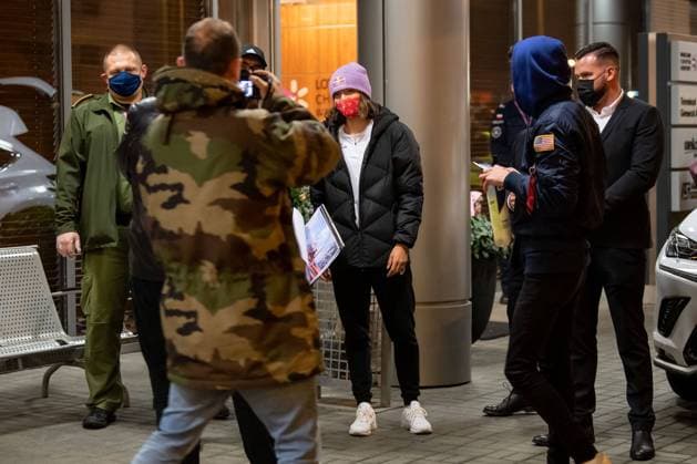PAPARAZZI BRAK ZGODY NA PUBLIKACE WIZERUNKU 12.10.2020 WARSZAWA IGA SWIATEK WROCILA DO POLSKI FOT. BRUNNER NEWSPIX.PL --- Newspix.pl Iga Swiatek, the winner of the Tournament Roland Garros returned to Poland. POLAND OUT!  BRN12102020_015