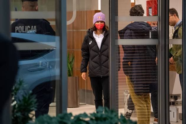 PAPARAZZI BRAK ZGODY NA PUBLIKACE WIZERUNKU 12.10.2020 WARSZAWA IGA SWIATEK WROCILA DO POLSKI FOT. BRUNNER NEWSPIX.PL --- Newspix.pl Iga Swiatek, the winner of the Tournament Roland Garros returned to Poland. POLAND OUT!  BRN12102020_017