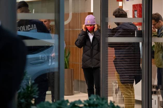 PAPARAZZI BRAK ZGODY NA PUBLIKACE WIZERUNKU 12.10.2020 WARSZAWA IGA SWIATEK WROCILA DO POLSKI FOT. BRUNNER NEWSPIX.PL --- Newspix.pl Iga Swiatek, the winner of the Tournament Roland Garros returned to Poland. POLAND OUT!  BRN12102020_018