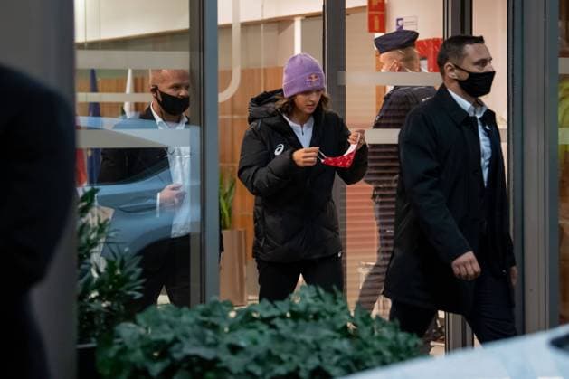 PAPARAZZI BRAK ZGODY NA PUBLIKACE WIZERUNKU 12.10.2020 WARSZAWA IGA SWIATEK WROCILA DO POLSKI FOT. BRUNNER NEWSPIX.PL --- Newspix.pl Iga Swiatek, the winner of the Tournament Roland Garros returned to Poland. POLAND OUT!  BRN12102020_023