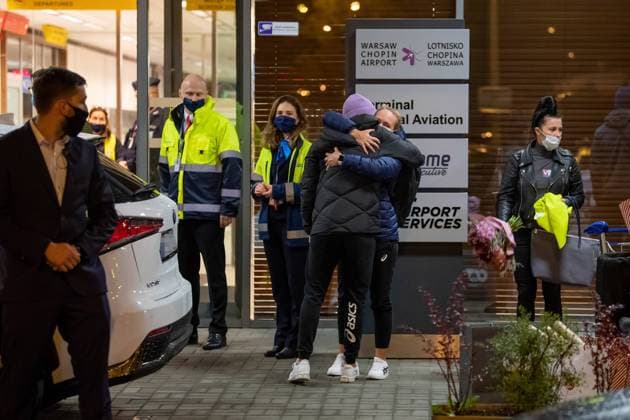 PAPARAZZI BRAK ZGODY NA PUBLIKACE WIZERUNKU 12.10.2020 WARSZAWA IGA SWIATEK WROCILA DO POLSKI FOT. BRUNNER NEWSPIX.PL --- Newspix.pl Iga Swiatek, the winner of the Tournament Roland Garros returned to Poland. POLAND OUT!  BRN12102020_025