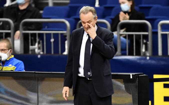 Aito Garcia Reneses coach ALBA, disappointed on the sidelines ALBA Berlin Anadolu Efes Istanbul Basketball, Turkish Airlines Euroleague, Group stage, preliminary round, men, men, men, men, season 2020 2021 Berlin, 13 10 2020 Mercedes Benz Arena