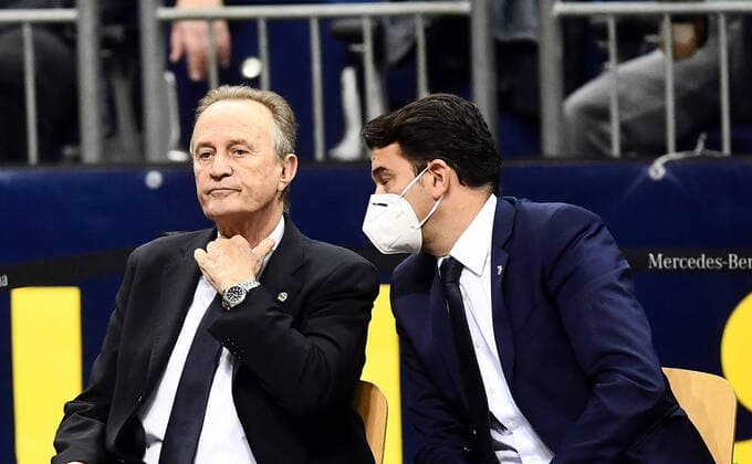 Aito Garcia Reneses coach ALBA , disappointed on the sidelines, right Israel Gonzalez Co Trainer ALBA , ALBA Berlin Anadolu Efes Istanbul Basketball, Turkish Airlines Euroleague, Group stage, Preliminary round, Men, Men, Men, Men, Men, Season 2020 2021 Berlin, 13 10 2020 Mercedes Benz Arena