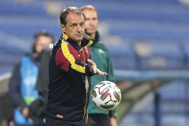 Faruk Hadzibegic Coach Montenegro throws a ball, cutaway, single, action, full body football, UEFA Nations League 2020 21, Season 2020 2021, 4 Matchday, Group C 13 10 2020 Montenegro Luxembourg Crna Gore vs Luxembourg Stadium pod Goricom, Podgorica
