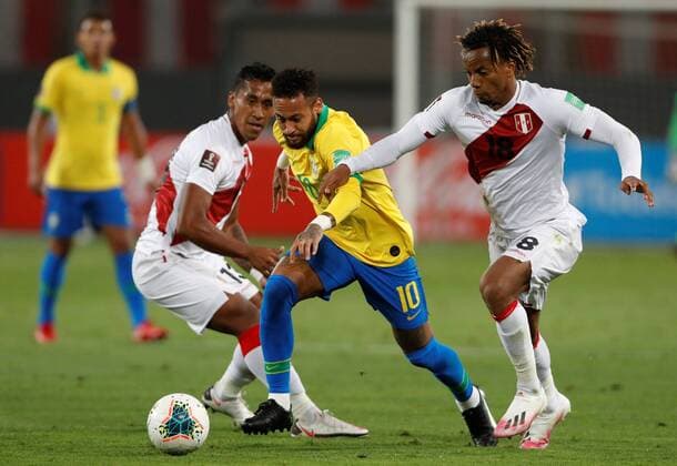 Renato Tapia (L) and Andre Carrillo (R) of Peru vie for the ball with Neymar Jr of Brazil during the South American qualifiers to the 2022 Qatar World Cup soccer match between national soccer teams of Peru and Brazil at the National Stadium in Lima, Peru, 13 October 2020. Peru vs. Brazil !ACHTUNG: NUR REDAKTIONELLE NUTZUNG!  Copyright: xPaoloxAguilarxPOOLx JJPANA5679 20201014-637382483145345965