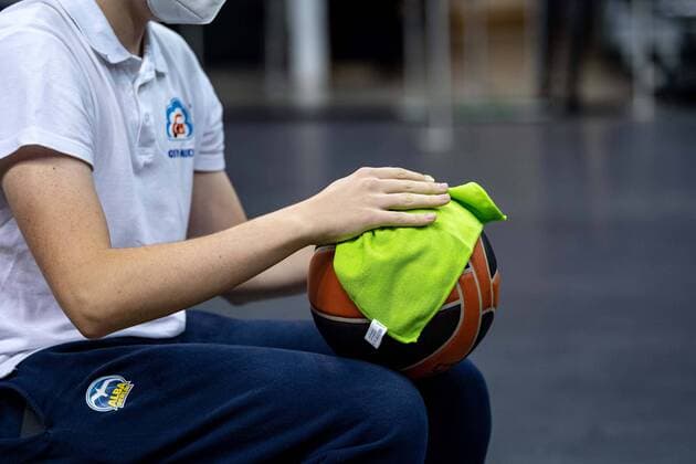 Basketball Berlin 13 10 2020 Season 2020 2021 Euroleague Regular Season 3 Matchday Alba Berlin Anadolu Efes Istanbul Balls are disinfected by ball boys during the game Vovid 19 Corona Hygiene measures