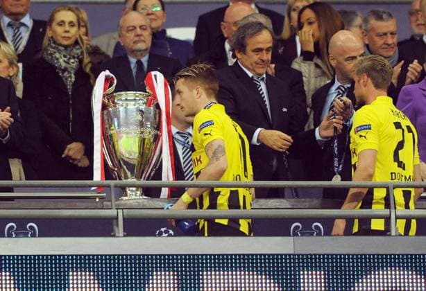 Championsleague Final Borussia Dortmund FC Bayern Muenchen 25 05 2013 Marco Reus BvB passes the cup Re UEFA President Platini and Oliver Kirch BvB HM