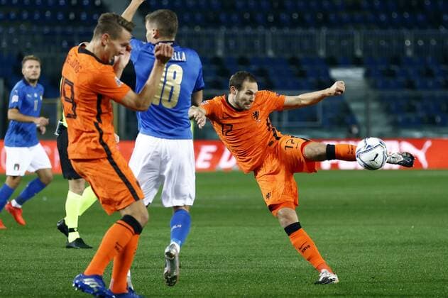 Bergamo lr Nicolo Barella of Italy, Daley Blind of Holland during the UEFA Nations League match between Italy and the Netherlands at the Stadium Atleti Azzurri d Italia on October 14, 2020 in Bergamo, Italy ANP KOEN VAN WEEL UEFA Nations League qualifier 2020 2021 xVIxANPxSportx xxANPxIVx 423963853