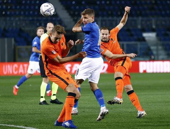 Bergamo lr Nicolo Barella of Italy, Daley Blind of Holland during the UEFA Nations League match between Italy and the Netherlands at the Stadium Atleti Azzurri d Italia on October 14, 2020 in Bergamo, Italy ANP KOEN VAN WEEL UEFA Nations League qualifier 2020 2021 xVIxANPxSportx xxANPxIVx 423963919