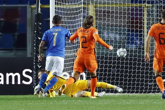 Bergamo lr Lorenzo Pellegrini of Italy scores the 1 0, Holland goalkeeper Jasper Cillessen, Hans Hateboer of Holland during the UEFA Nations League match between Italy and the Netherlands at the Stadium Atleti Azzurri d Italia on October 14, 2020 in Bergamo, Italy ANP KOEN VAN WEEL UEFA Nations League qualifier 2020 2021 xVIxANPxSportx xxANPxIVx 423964629