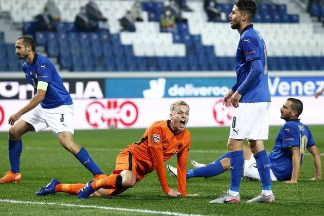 Bergamo lr Giorgio Chiellini of Italy, Donny van de Beek of Holland, Jorginho of Italy, Leonardo Bonucci of Italy during the UEFA Nations League match between Italy and the Netherlands at the Stadium Atleti Azzurri d Italia on October 14, 2020 in Bergamo, Italy ANP KOEN VAN WEEL UEFA Nations League qualifier 2020 2021 xVIxANPxSportx xxANPxIVx 423965270