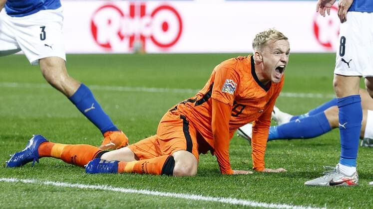 Bergamo lr Donny van de Beek of Holland celebrates 1 1 during the UEFA Nations League match between Italy and the Netherlands at the Stadium Atleti Azzurri d Italia on October 14, 2020 in Bergamo, Italy ANP KOEN VAN WEEL UEFA Nations League qualifier 2020 2021 xVIxANPxSportx xxANPxIVx 423965374