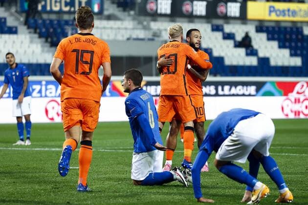 Bergamo lr Donny van de Beek of Holland and Memphis Depay of Holland celebrate the 1 1 during the UEFA Nations League match between Italy and the Netherlands at the Stadium Atleti Azzurri d Italia on October 14, 2020 in Bergamo, Italy ANP KOEN VAN WEEL UEFA Nations League qualifier 2020 2021 xVIxANPxSportx xxANPxIVx 423965589