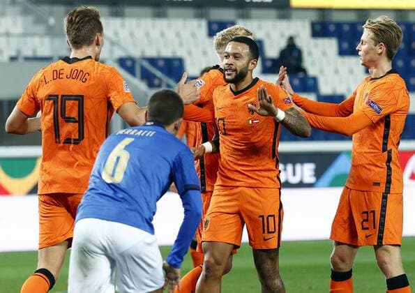 Bergamo lr Luuk de Jong of Holland, Memphis Depay of Holland, Donny van de Beek of Holland, Frenkie de Jong of Holland celebrate the 1 1 during the UEFA Nations League match between Italy and the Netherlands in the Stadium Atleti Azzurri d Italia on October 14, 2020 in Bergamo, Italy ANP KOEN VAN WEEL UEFA Nations League qualifier 2020 2021 xVIxANPxSportx xxANPxIVx 423965649