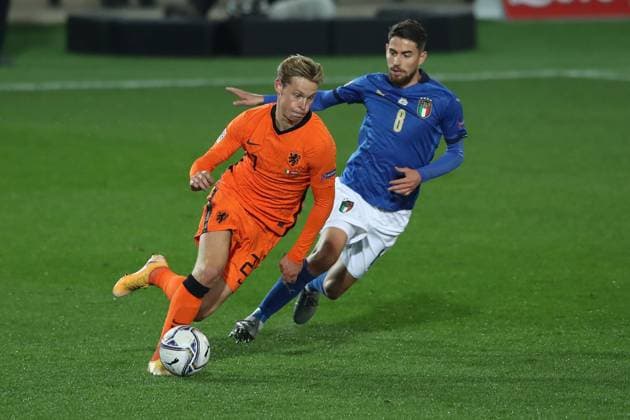 Frenkie de Jong of Netherlands takes the ball past Jorginho of Italy during the UEFA Nations League match at Atalanta Stadium, Bergamo. Picture date: 14th October 2020. Picture credit should read: Jonathan Moscrop Sportimage EDITORIAL USE ONLY. No use with unauthorised audio, video, data, fixture lists, club league logos or live services. Online in-match use limited to 120 images, no video emulation. No use in betting, games or single club league player publications. SPI-0697-0006