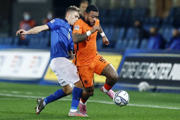 Bergamo lr Nicolo Barella of Italy, Memphis Depay of Holland during the UEFA Nations League match between Italy and the Netherlands at the Stadium Atleti Azzurri d Italia on October 14, 2020 in Bergamo, Italy ANP KOEN VAN WEEL UEFA Nations League qualifier 2020 2021 xVIxANPxSportx xxANPxIVx 423965883