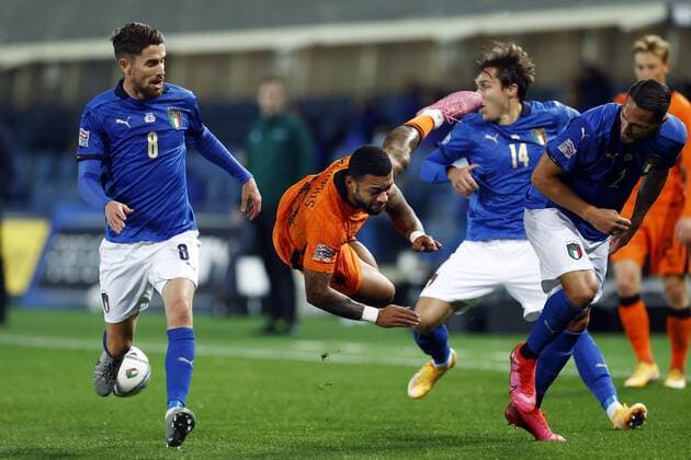 Bergamo lr Jorginho of Italy, Memphis Depay of Holland, Federico Chiesa of Italy, Danilo D Ambrosio of Italy during the UEFA Nations League match between Italy and the Netherlands at the Stadium Atleti Azzurri d Italia on October 14, 2020 in Bergamo, Italy ANP KOEN VAN WEEL UEFA Nations League qualifier 2020 2021 xVIxANPxSportx xxANPxIVx 423966085