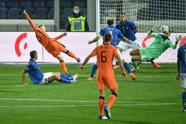 Sport Bilder des Tages Donny Van De Beek of Netherlands scores the 1-1 goal during the Uefa Nation League Group Stage A1 football match between Italy and Netherlands at Atleti azzurri d Italia Stadium in Bergamo (Italy), October, 14, 2020. Photo Andrea Staccioli Insidefoto andreaxstaccioli