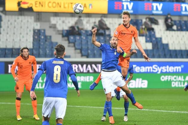 BERGAMO, 14-10-2020, football, UEFA Nations League, season 2020 2021, Netherlands player Luuk de Jong with Italy player Chiellini during the match Italy - Netherlands Italy - Netherlands  x9566821x Copyright: