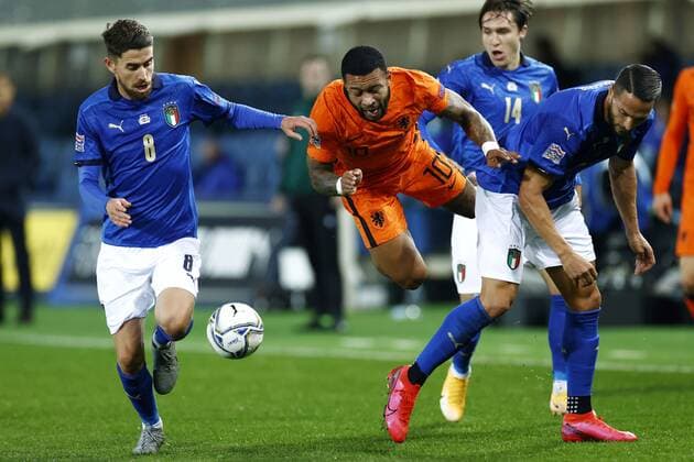 Bergamo lr Jorginho of Italy, Memphis Depay of Holland, Federico Chiesa of Italy, Danilo D Ambrosio of Italy during the UEFA Nations League match between Italy and the Netherlands at the Stadium Atleti Azzurri d Italia on October 14, 2020 in Bergamo, Italy ANP KOEN VAN WEEL UEFA Nations League qualifier 2020 2021 xVIxANPxSportx xxANPxIVx 423966839