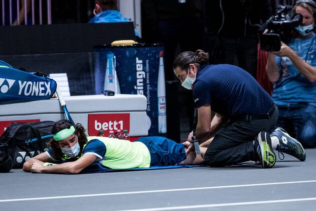 bett1HULKS Indoors ATP 250 Cologne, 14 10 2020 Lloyd HARRIS RSA needs medical attention during the game bet1HULKS Indoors ATP 250 on 14 10 2020 in Cologne LANXESSarena , Germany Copyright: xBEAUTIFULxSPORTS Wunderlx