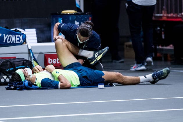 bett1HULKS Indoors ATP 250 Cologne, 14 10 2020 Lloyd HARRIS RSA needs medical attention during the game bet1HULKS Indoors ATP 250 on 14 10 2020 in Cologne LANXESSarena , Germany Copyright: xBEAUTIFULxSPORTS Wunderlx