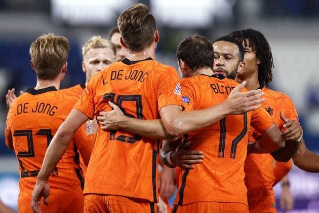 Bergamo lr Frenkie de Jong of Holland, Donny van de Beek of Holland, Luuk de Jong of Holland, Daley Blind of Holland, Memphis Depay of Holland, Nathan Ake of Holland, celebrate 1 1 during the UEFA Nations League match between Italy and the Netherlands at the Stadium Atleti Azzurri d Italia on October 14, 2020 in Bergamo, Italy ANP KOEN VAN WEEL UEFA Nations League qualifier 2020 2021 xVIxANPxSportx xxANPxIVx 423967063