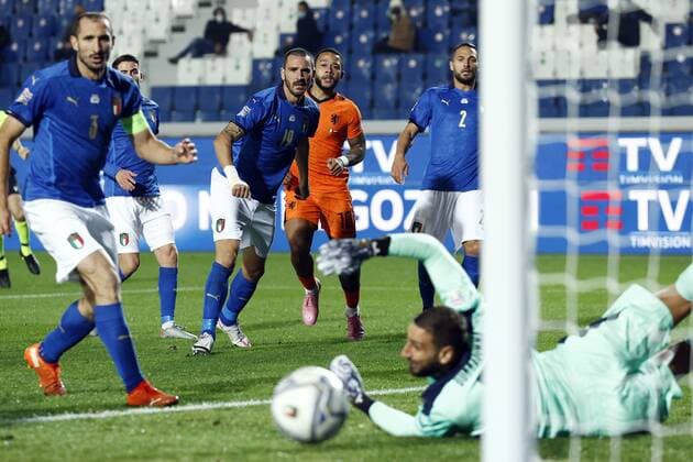 Bergamo lr Giorgio Chiellini of Italy, Leonardo Bonucci of Italy, Memphis Depay of Holland, Italy goalkeeper Gianluigi Donnarumma during the UEFA Nations League match between Italy and the Netherlands at the Stadium Atleti Azzurri d Italia on October 14, 2020 in Bergamo, Italy ANP KOEN VAN WEEL UEFA Nations League qualifier 2020 2021 xVIxANPxSportx xxANPxIVx 423967972