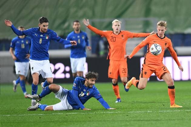 BERGAMO, 14-10-2020, football, UEFA Nations League, season 2020 2021, Netherlands player Frenkie de Jong passing Italy player Manuel Locatelli during the match Italy - Netherlands Italy - Netherlands  x9567364x Copyright: