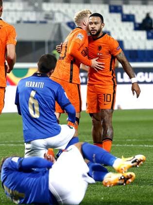 Bergamo lr Donny van de Beek of Holland, Memphis Depay of Holland celebrate the 1 1 during the UEFA Nations League match between Italy and the Netherlands at the Stadium Atleti Azzurri d Italia on October 14, 2020 in Bergamo, Italy ANP KOEN VAN WEEL UEFA Nations League qualifier 2020 2021 xVIxANPxSportx xxANPxIVx 423968398
