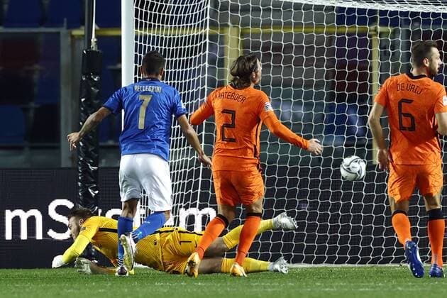 Bergamo lr Lorenzo Pellegrini of Italy scores the 1 0, Holland goalkeeper Jasper Cillessen, Hans Hateboer of Holland during the UEFA Nations League match between Italy and the Netherlands at the Stadium Atleti Azzurri d Italia on October 14, 2020 in Bergamo, Italy ANP KOEN VAN WEEL UEFA Nations League qualifier 2020 2021 xVIxANPxSportx xxANPxIVx 423968475