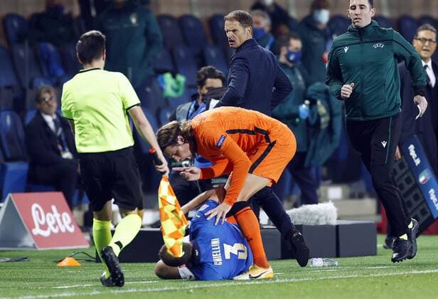 Bergamo lr Giorgio Chiellini of Italy, Hans Hateboer of Holland, Holland coach Frank de Boer during the UEFA Nations League match between Italy and the Netherlands at the Stadium Atleti Azzurri d Italia on October 14, 2020 in Bergamo, Italy ANP KOEN VAN WEEL UEFA Nations League qualifier 2020 2021 xVIxANPxSportx xxANPxIVx 423968485
