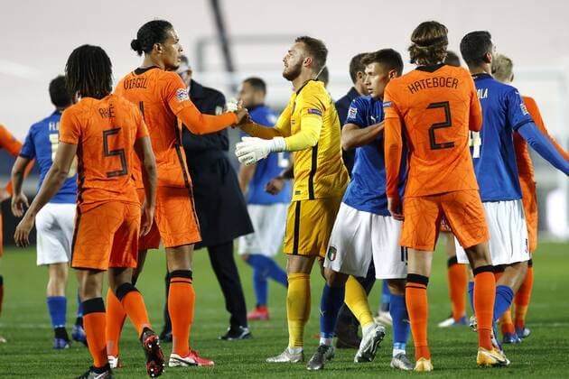 Bergamo lr Virgil van Dijk of Holland, Holland goalkeeper Jasper Cillessen during the UEFA Nations League match between Italy and the Netherlands at the Stadium Atleti Azzurri d Italia on October 14, 2020 in Bergamo, Italy ANP KOEN VAN WEEL UEFA Nations League qualifier 2020 2021 xVIxANPxSportx xxANPxIVx 423969822