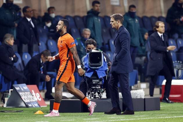 Bergamo lr Memphis Depay of Holland, Holland coach Frank de Boer during the UEFA Nations League match between Italy and the Netherlands at the Stadium Atleti Azzurri d Italia on October 14, 2020 in Bergamo, Italy ANP KOEN VAN WEEL UEFA Nations League qualifier 2020 2021 xVIxANPxSportx xxANPxIVx 423969920