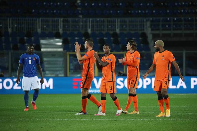 Photo Stefano Nicoli LaPresse 14-10-2020 Soccer Italy Vs Netherlands Uefa Nations League - League A - Gruop 1 Gewiss Stadium In The Picture Stefan de Vrij Georginio Wijnaldum Hans Hateboer Ryan Babel pay tribute to the attendances  Copyright: xStefanoxNicoli LaPressex