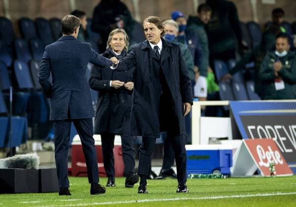 BERGAMO National coach Frank de Boer and coach Roberto Mancini after the UEFA Nations League match between Italy and the Netherlands in the Stadium Atleti Azzurri d Italia on October 14, 2020 in Bergamo, Italy ANP KOEN VAN WEEL UEFA Nations League qualifier 2020 2021 xVIxANPxSportx xxANPxIVx 423974638