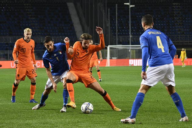 Lorenzo Pellegrini (Italy)Hans Hateboer (Netherlands) during the Uefa Nations League 2020-2021 match between Italy 1-1 Neterlands at Gewiss Stadium October 14, 2020 in Bergamo, Italy. Noxthirdxpartyxsales  (146364440)