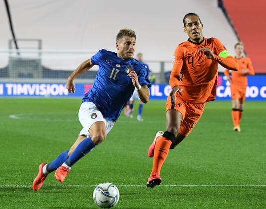 (201015) -- BERGAMO, Oct. 15, 2020 -- Italy s Ciro Immobile (L) breaks through past Netherlands Virgil van Dijk during their UEFA Nations League football match in Bergamo, Italy, Oct. 14, 2020. (Photo by Alberto Lingria Xinhua) (SP)ITALY-BERGAMO-FOOTBALL-UEFA NATIONS LEAGUE-ITALY VS NETHERLANDS ChengxTingting 