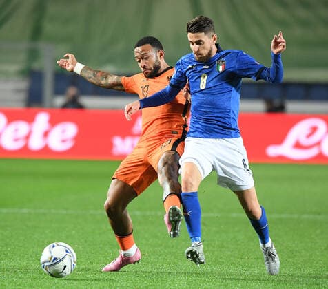 (201015) -- BERGAMO, Oct. 15, 2020 -- Italy s Jorginho (R) vies with Netherlands Memphis Depay during their UEFA Nations League football match in Bergamo, Italy, Oct. 14, 2020. (Photo by Alberto Lingria Xinhua) (SP)ITALY-BERGAMO-FOOTBALL-UEFA NATIONS LEAGUE-ITALY VS NETHERLANDS ChengxTingting 