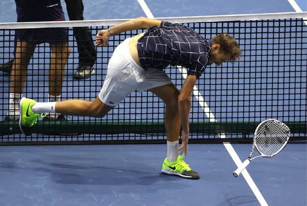Sport Bilder des Tages ST PETERSBURG, RUSSIA - OCTOBER 15, 2020: Russian tennis player Daniil Medvedev loses his tennis racket at a Round of 16 match against his rival Reilly Opelka of the United States during the St Petersburg Open 2020 international tournament held at Sibur Arena. Alexander Demianchuk TASS  TS0EAF01