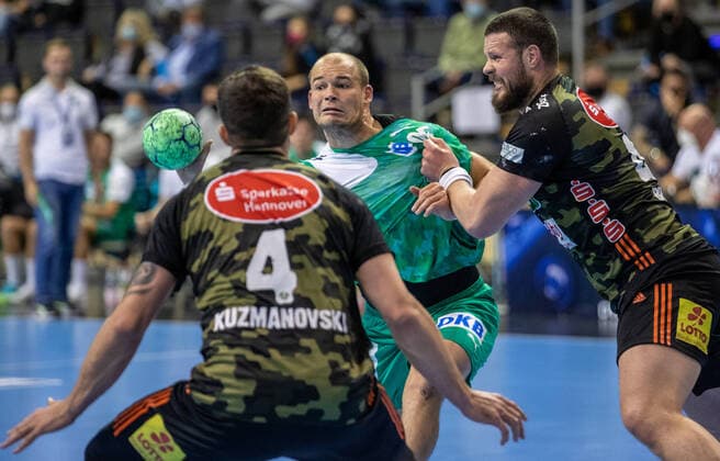 Sport Bilder des Tages Berlin, 15.10.2020, Handball: Bundesliga, Fuechse Berlin - TSV Hannover-Burgdorf, 4. Spieltag, Max-Schmeling-Halle. Berlins Paul Drux (M) kaempft sich durch die Abwehr aus Filip Kuzmanovski (l) und Ilija Brozovic von TSV Hannover-Burgdorf. Fuechse Berlin - TSV Hannover-Burgdorf *** Berlin, 15 10 2020, Handball Bundesliga, Fuechse Berlin TSV Hannover Burgdorf, 4 Matchday, Max Schmeling Hall Berlin Paul Drux M fights his way through the defence from Filip Kuzmanovski l and Ilija Brozovic of TSV Hannover Burgdorf Fuechse Berlin TSV Hannover Burgdorf