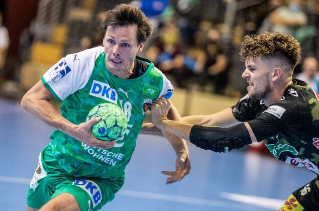 Berlin, 15 10 2020, Handball Bundesliga, Fuechse Berlin TSV Hannover Burgdorf, 4 Matchday, Max Schmeling Halle Berlin Hans Lindberg l wins against Hannes Feise of TSV Hannover Burgdorf Fuechse Berlin TSV Hannover Burgdorf