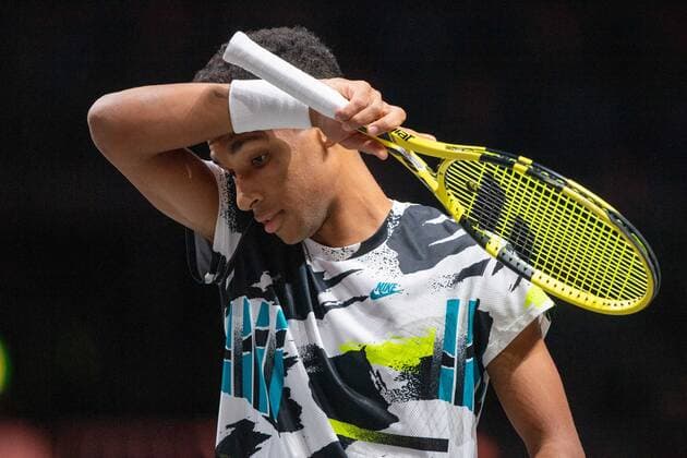 Felix AUGER ALIASSIME CAN wipes his sweat, tennis, bett1HULKS Indoors 2020, Champions Trophy, ATP 250 tournament on 15 10 2020 in Cologne Germany Â