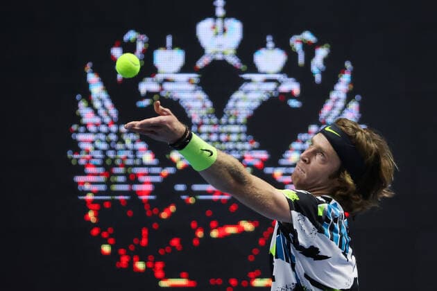 Sport Bilder des Tages ST PETERSBURG, RUSSIA - OCTOBER 16, 2020: Russia s Andrey Rublev serves the ball in a quarterfinal match against the UK s Cameron Norrie at the St Petersburg Open 2020 international tournament held at Sibur Arena. Alexander Demianchuk TASS  TS0EB013