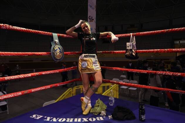 Bilder des Jahres 2020, Sport 10 Oktober Sport Themen der Woche KW42 Sport Bilder des Tages Spanish boxer Joana Postrana after defeating Katy Diaz at the European Championship, EM, Europameisterschaft minimum weigth fight of Boxing European Union (EBU) held at the Moralzarzal Arena in Madrid, Spain, 16 October 2020. JOANA PASTRANA VS. KATY DIAZ !ACHTUNG: NUR REDAKTIONELLE NUTZUNG!  Copyright: xJuanJoxMartínx GRAF2115 20201017-637384941896842049