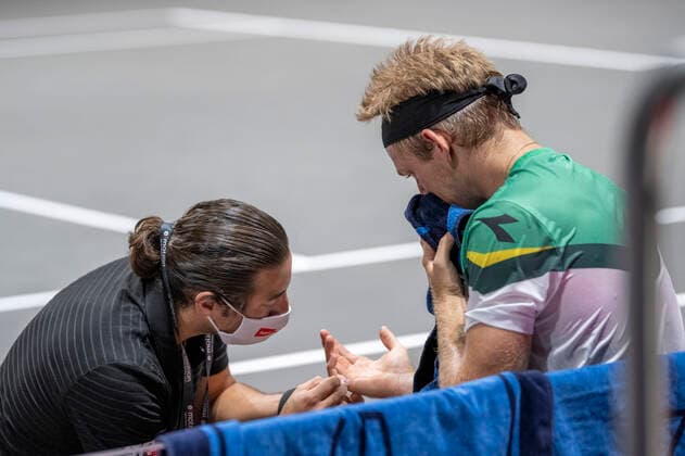 In injury in Alejandro DAVIDOVICH FOKINA ESP , Alexander ZVEREV GER vs Alejandro DAVIDOVICH FOKINA ESP , TENNIS, bett1hulks Indoor, 1 semi-final, 17 10 2020, GER, TENNIS, ATP TOUR, bett1hulks Indoor, 1 semi-final, Alexander ZVEREV GER vs Alejandro DAVIDOVICH FOKINA ESP , 17 10 2020 KOELN Copyright: xEibnerxPressefotox xBenjaminxSOELZERx EP_BSO